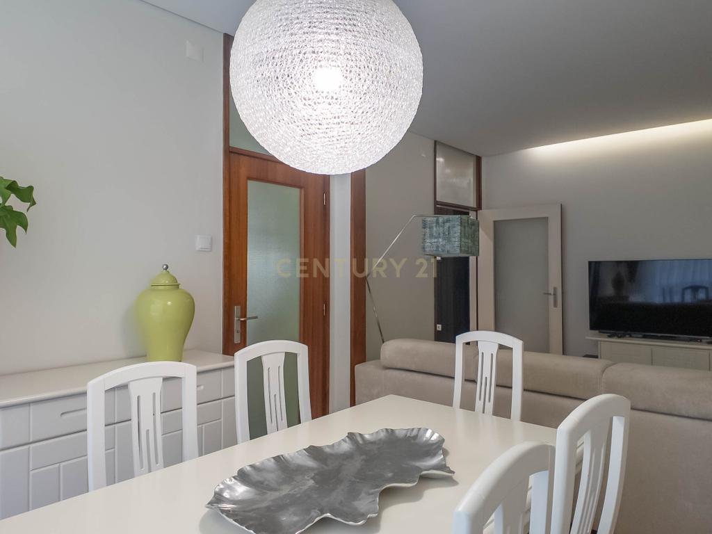 Apartamento T3 renovado - Av. Fernão Magalhães - 400m metro Campo 24 de Agosto - Image 9