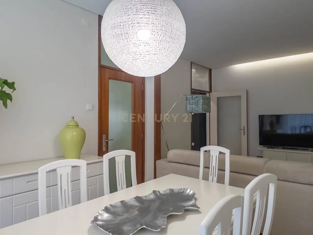 Apartamento T3 renovado - Av. Fernão Magalhães - 400m metro Campo 24 de Agosto - Image 9