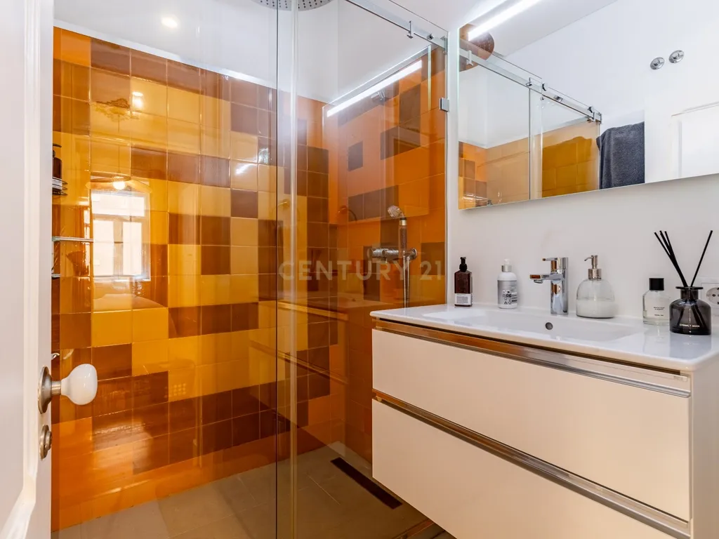 Apartamento T4 Renovado em Santo António, Lisboa — Onde a elegância se sente em cada detalhe - Image 16