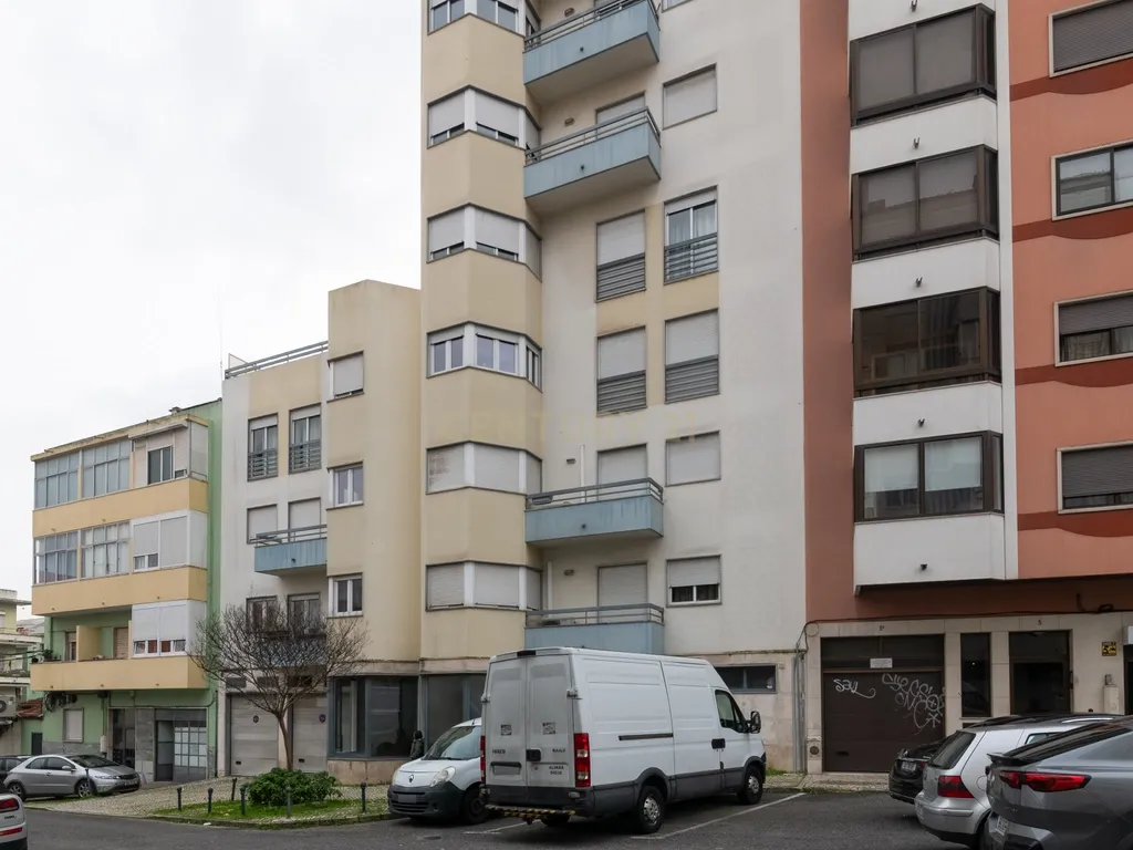 Apartamento T4 no Centro de Odivelas com Parqueamento para 3 Viaturas - Image 34