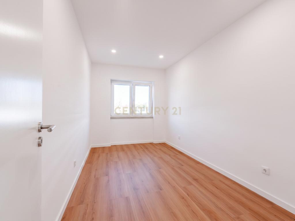 Apartamento Totalmente Remodelado com Terraço de 33 m² | Cruz de Pau – Amora - Image 16