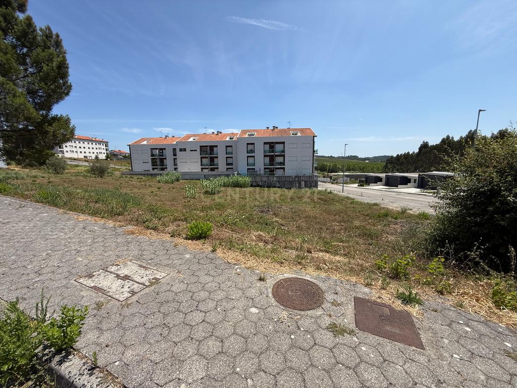 Lote Urbano para Construção de Apartamentos em Oliveira do Bairro - Image 1