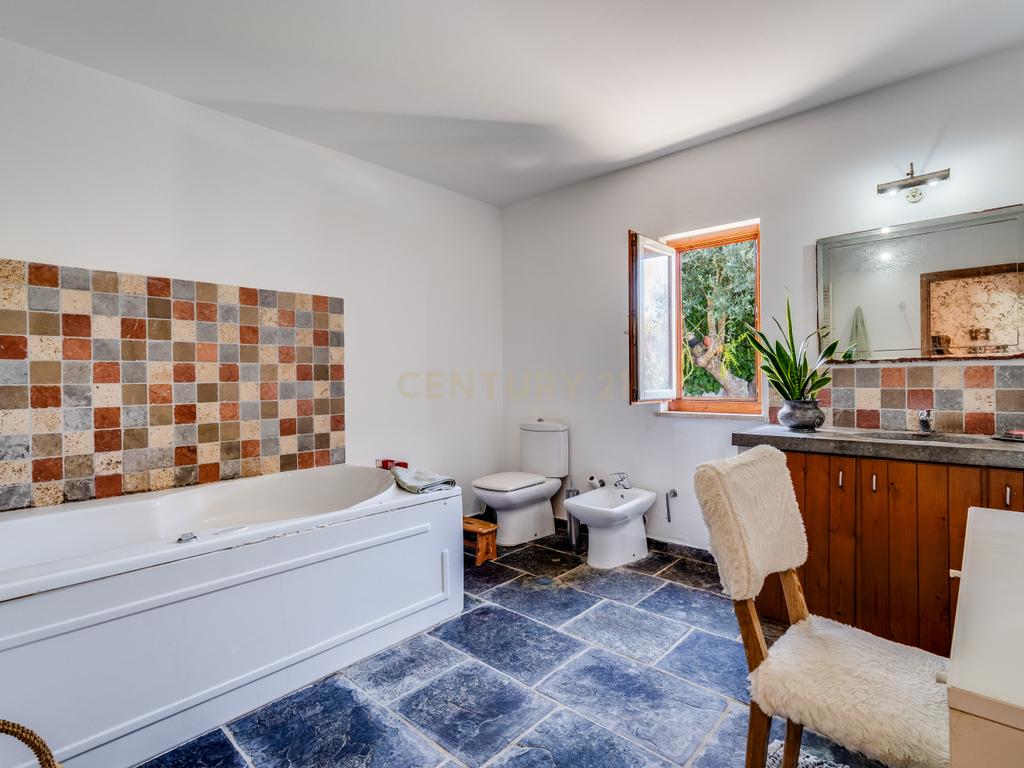 Moradia na Costa Alentejana de 4 Quartos e Arquitetura Tradicional com Piscina e Jardim – Odemira - Image 16