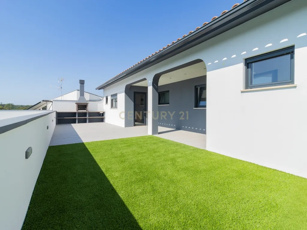 Propriedade Totalmente Renovada com Armazém/Garagem de Grande Dimensão e Piscina em Monte Real - Image 34