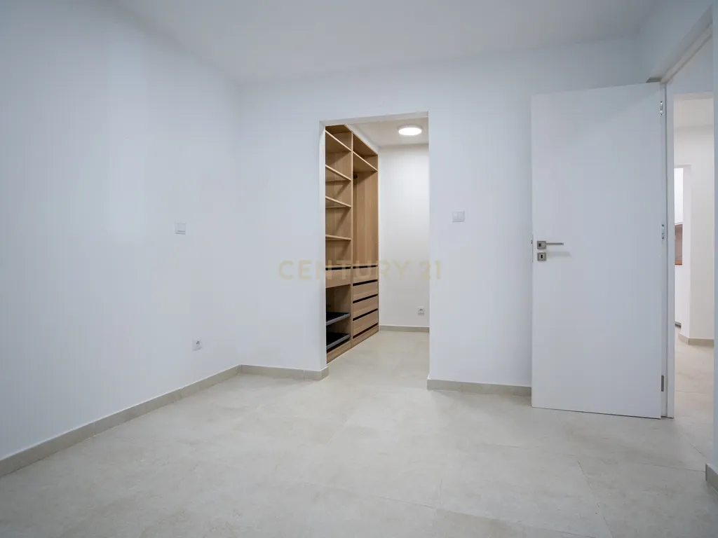 Apartamento T2 RC, Rua do Mato Grosso, Santa Engrácia, São Vicente - Image 12