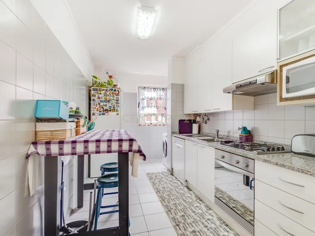T1 Muito Espaçoso na Alta de Lisboa com Garagem e Arrecadação - Image 7