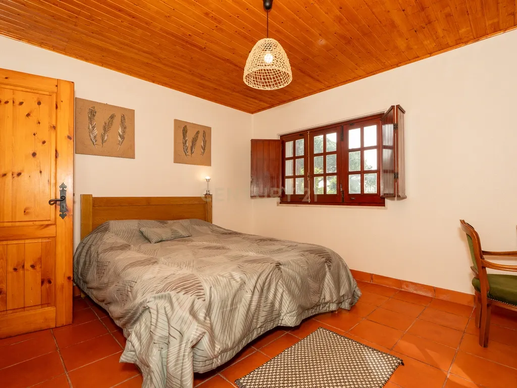 Fabulosa Quinta com lote de terreno de 22.381 m2, onde se encontra inserida uma moradia composta por dois pisos, com uma área bruta de 623 m2, uma área útil de 304 m2 e uma área bruta dependente de 319 m2, localizada em Santo Isidro de Pegões, na zona de Pegões, a pouca distância das belas praias de Setúbal. - Image 66