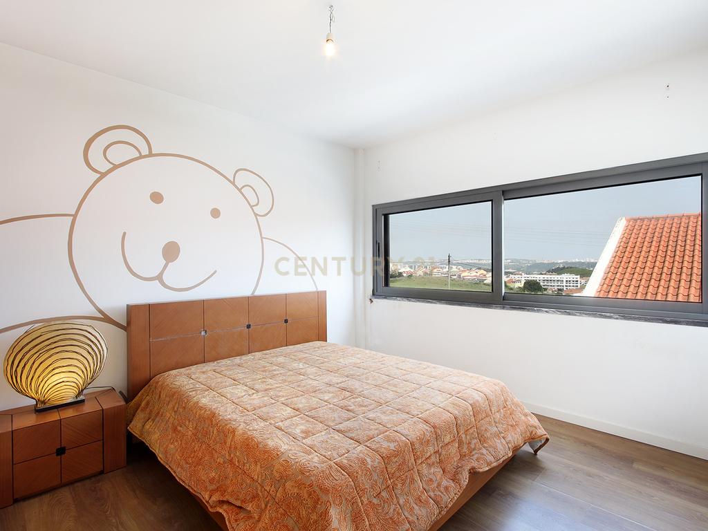 Moradia Isolada T4 Moderna com Piscina Privada, Jardim e Garagem Ampla na Pontinha - Image 25