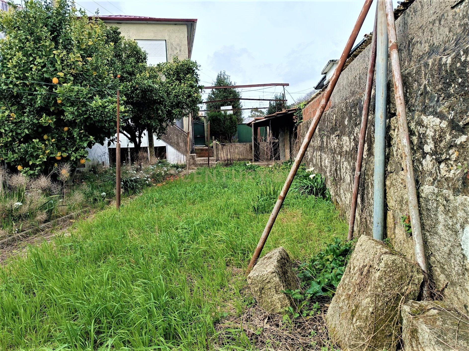 Moradia bifamiliar com cinco quartos, terreno e água para reconstrução no coração da Cidade da Maia, em Gueifaes - Image 41