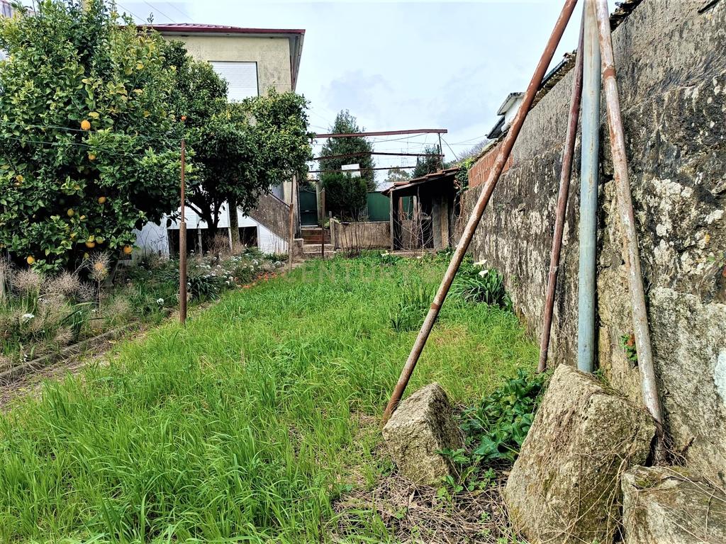 Moradia bifamiliar com cinco quartos, terreno e água para reconstrução no coração da Cidade da Maia, em Gueifaes - Image 41