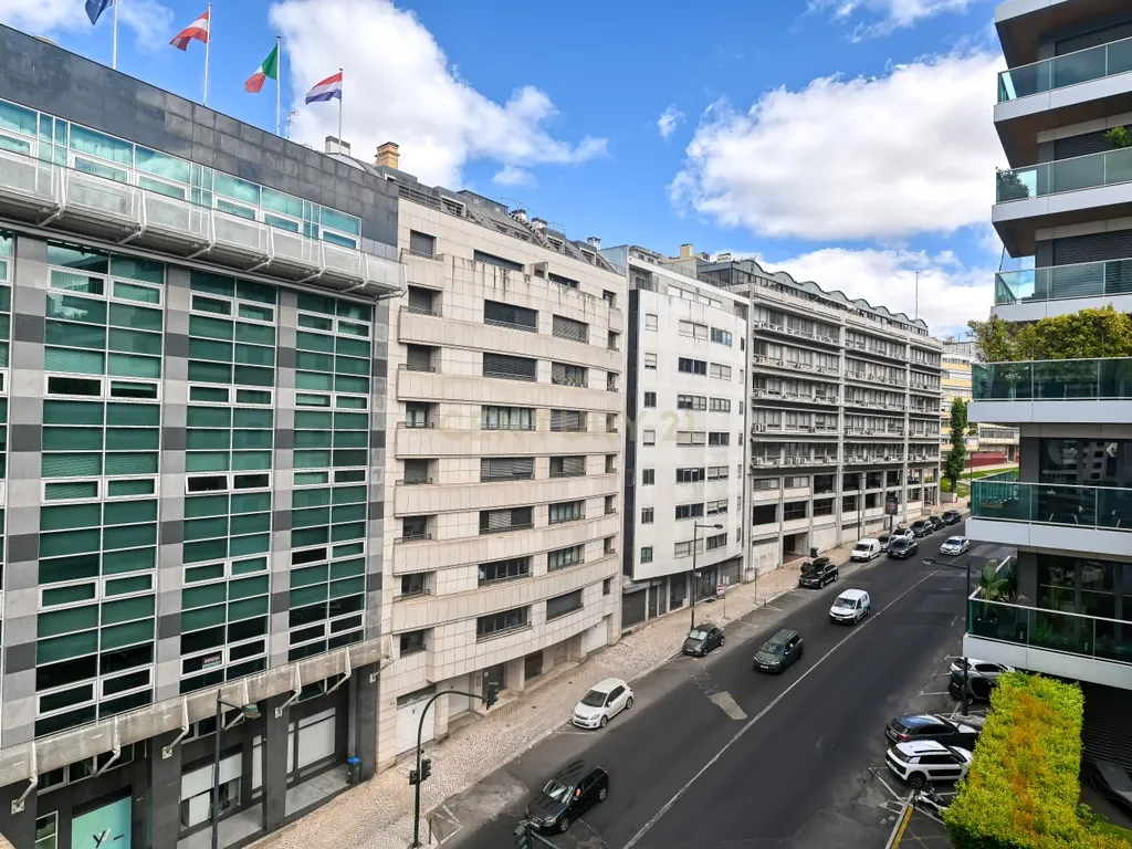 T2 com garagem, para arrendar - Av. Infante Santo (Lisboa) - Image 6