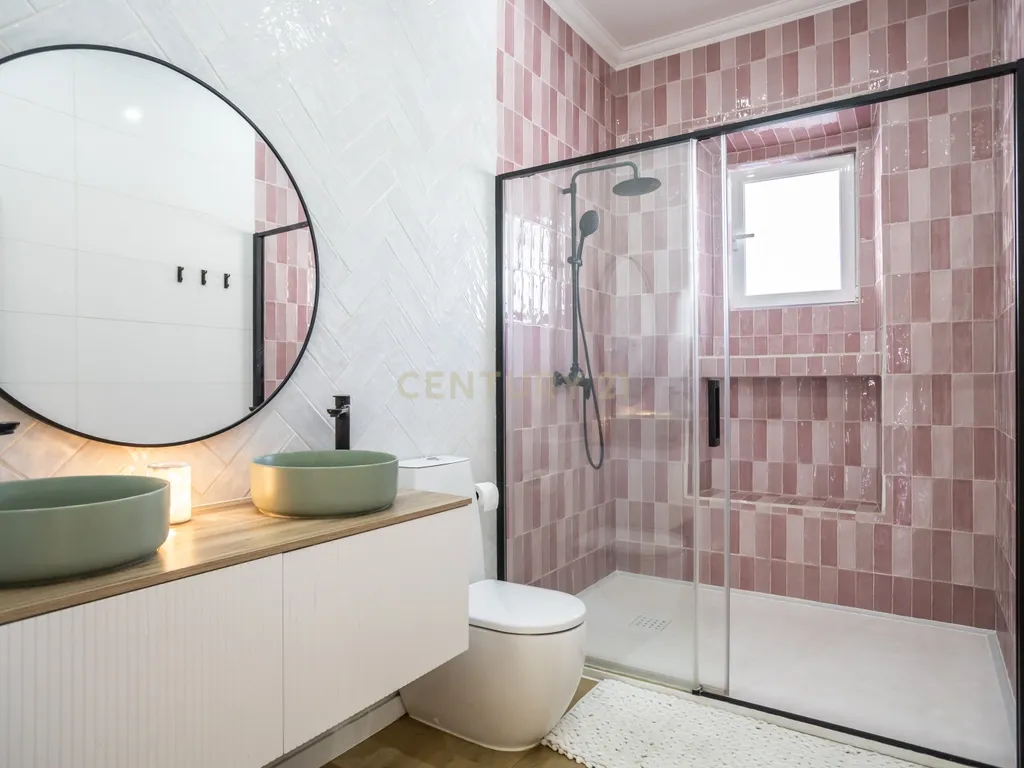 Elegância e História: T4 Remodelado com Grande Logradouro Privativo no Bairro Salgado - Image 27