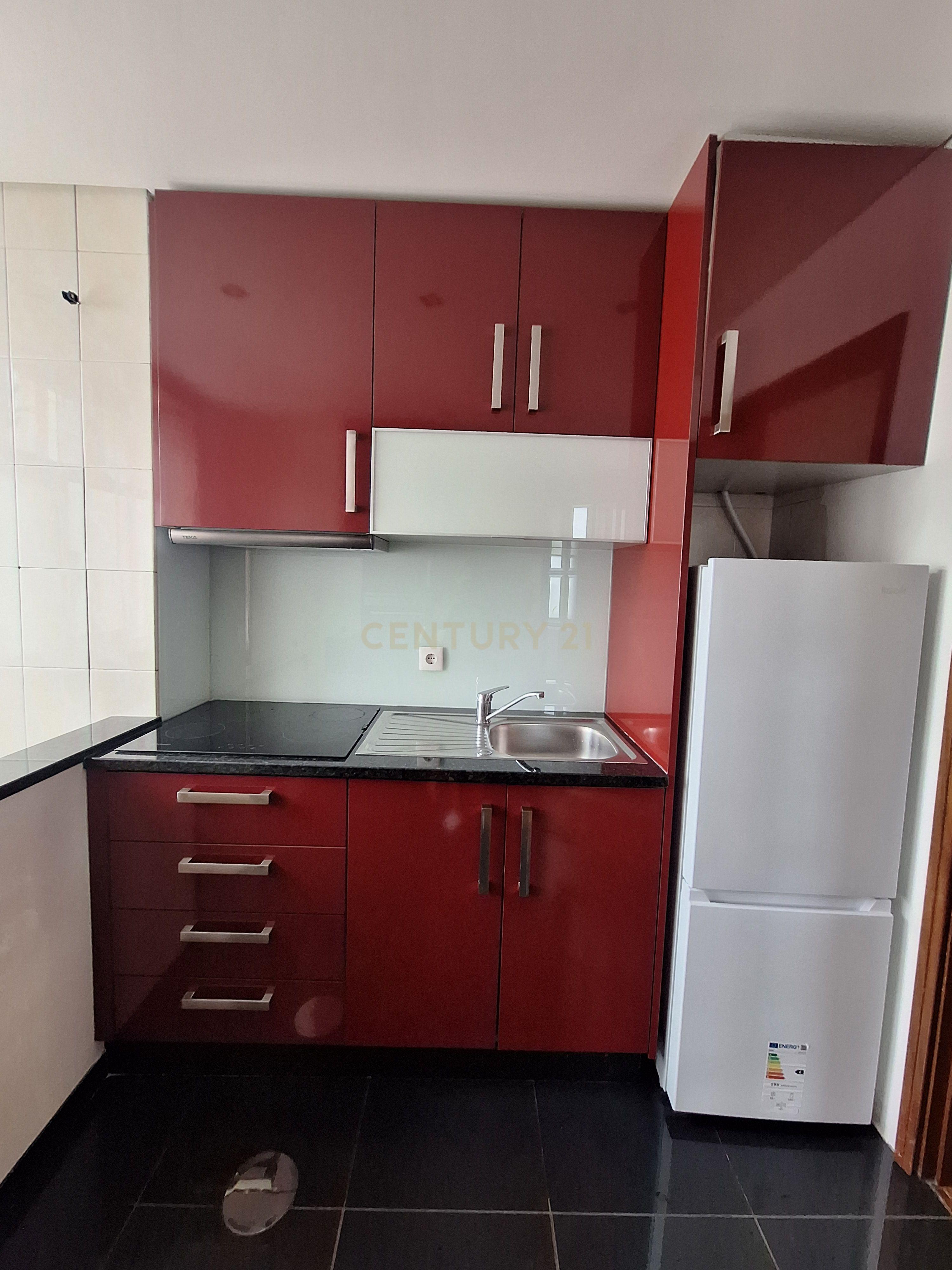 Fotografia 3 de Excelente Apartamento T1 com Varanda, Garagem e Arrumos na Rua de Costa Cabral, Porto