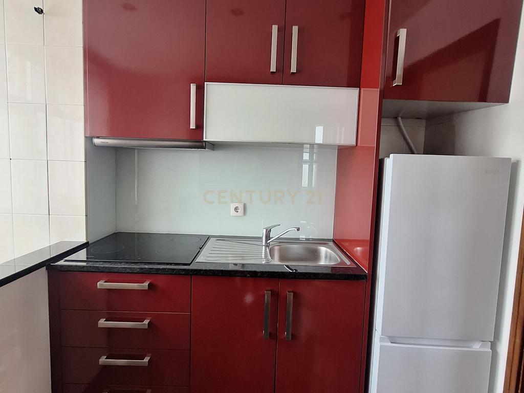 Excelente Apartamento T1 com Varanda, Garagem e Arrumos na Rua de Costa Cabral, Porto - Image 3
