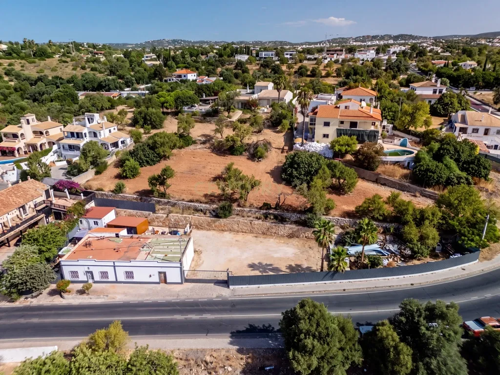 Moradia contemporânea em reconstrução em Vale Formoso, Loulé - Image 8