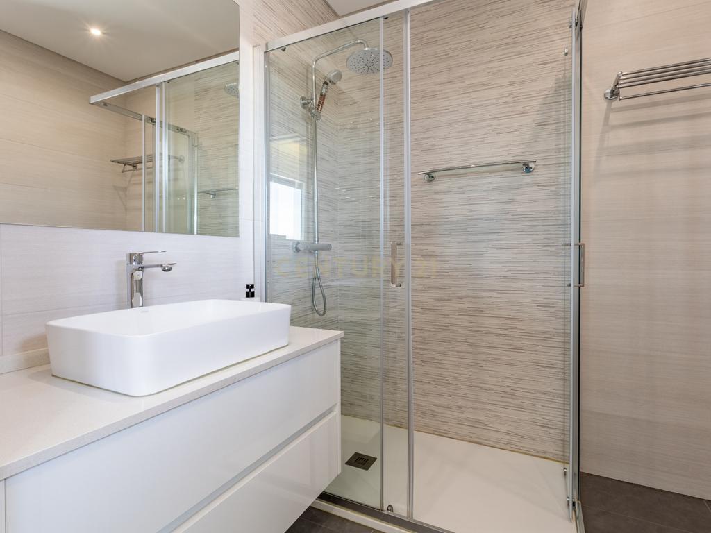 Luxuosa Moradia T5 em Odivelas com Vista Panorâmica - Image 27