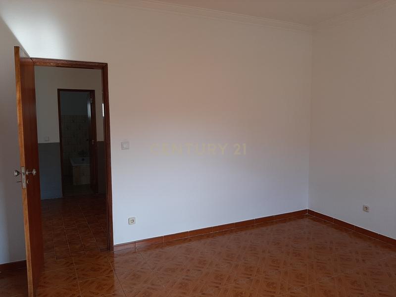 Andar de Moradia T2 com Logradouro e Garagem, na Quinta do Conde - Image 11