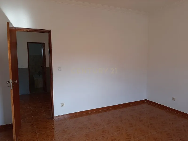 Andar de Moradia T2 com Logradouro e Garagem, na Quinta do Conde - Image 11
