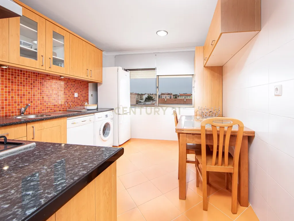 Apartamento T2 no Pinhal Novo com varanda e arrecadação - Image 2