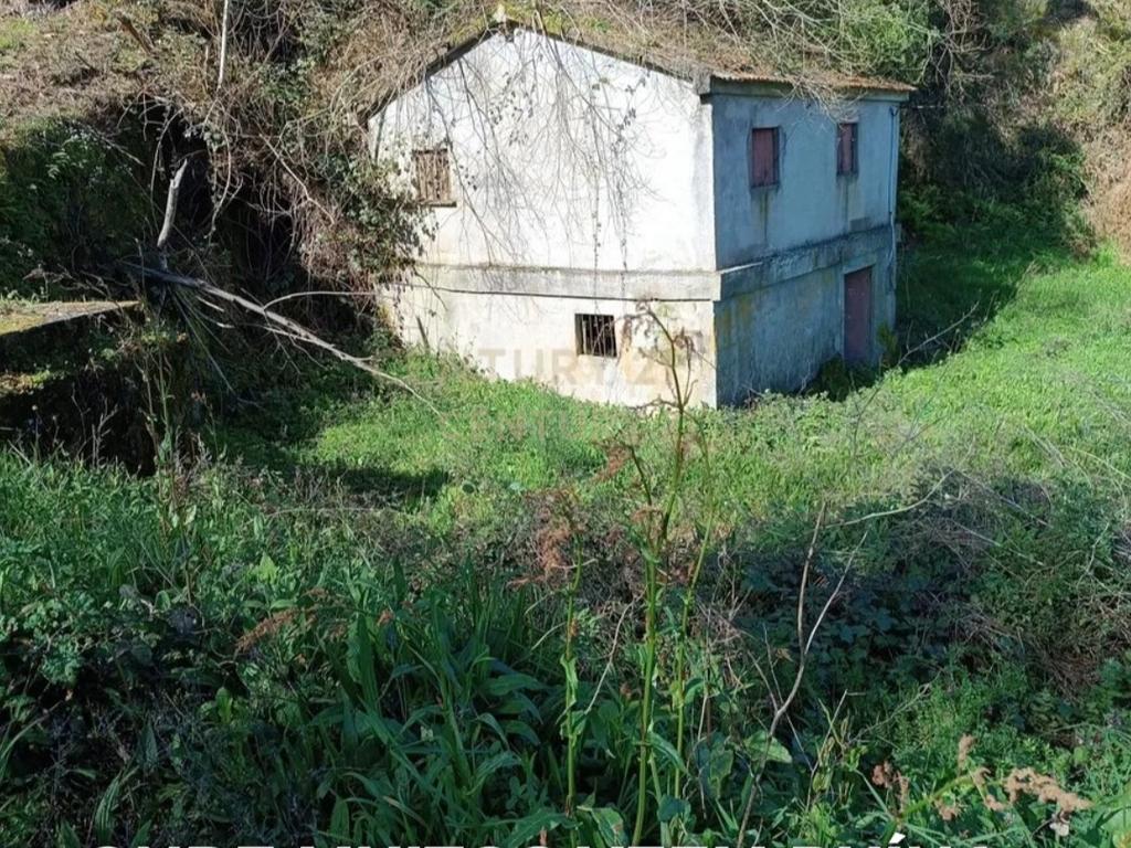 Quinta com moradia em Gondar, perto da Amarante, Porto à face da estrada com muito terreno e água - Image 3