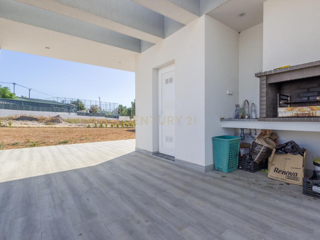 Vila Alegre / Fernão Ferro - Luxuosa moradia isolada térrea de 4 assoalhadas com arquitetura comtemporânea inserida em lote de 2775 m² - Image 31