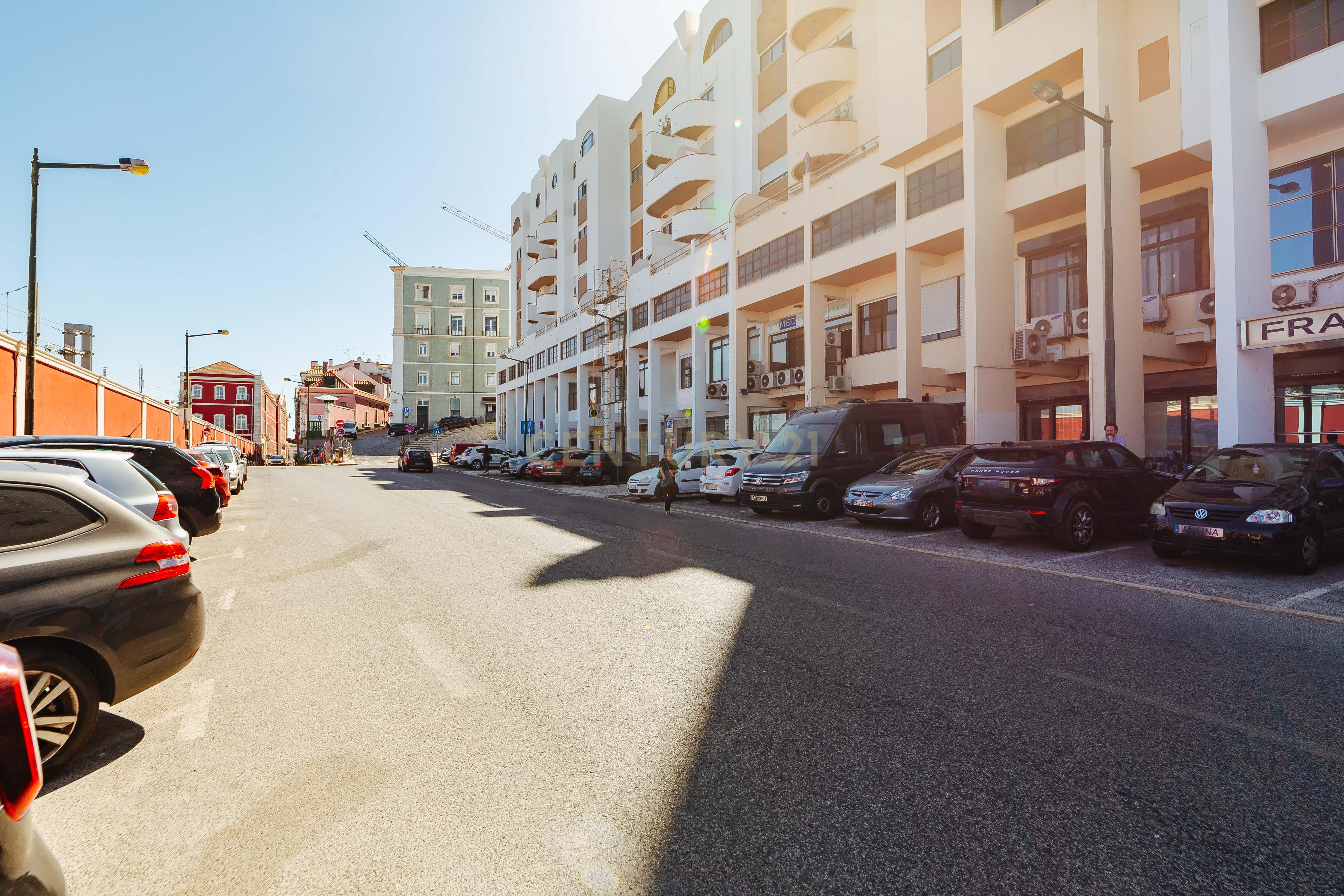 Apartamento T3 Renovado com Vista Rio em Santa Apolónia – Viva no Coração de Lisboa - Image 57