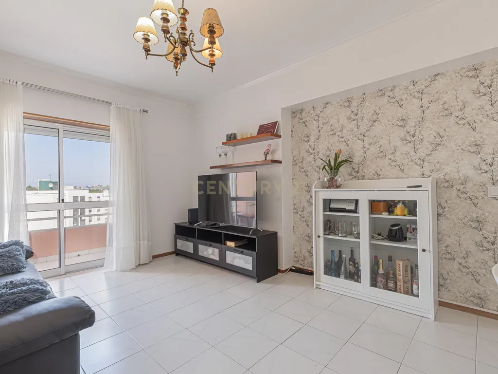 Magnífico apartamento T2 no Feijó - 1 andar com elevador - Image 9