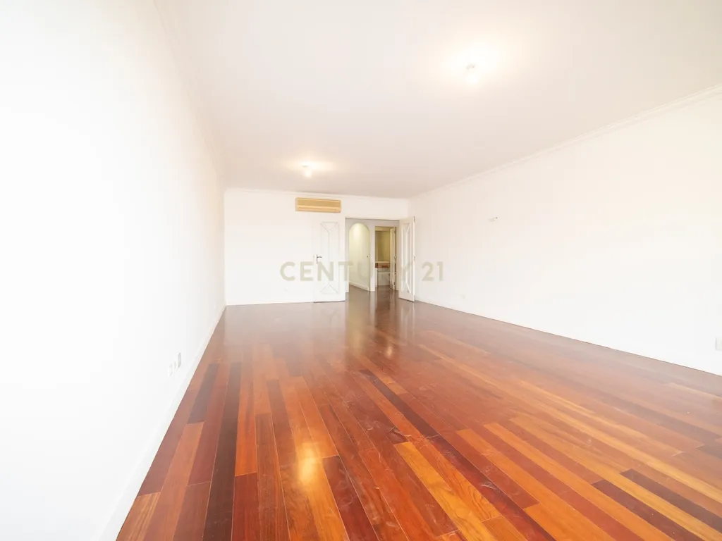 Apartamento T3 em Odivelas com Garagem e Elevador - Image 46