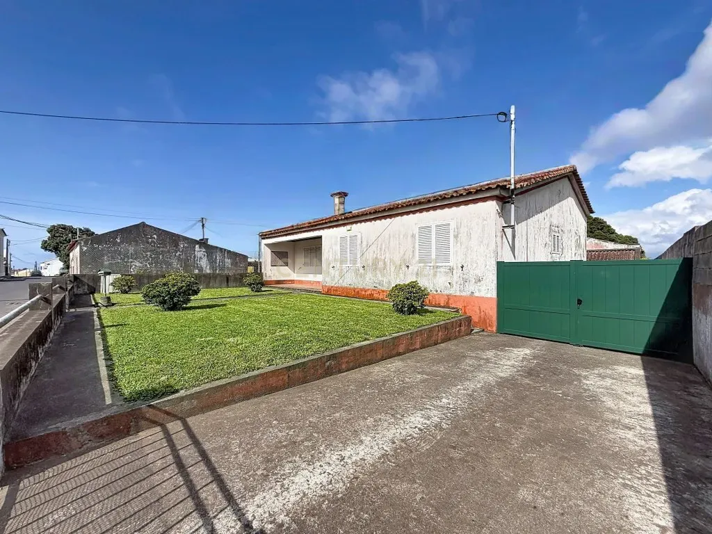 Fotografia 3 de Moradia T3+1 térrea com garagem, jardim e amplo terreno — Aflitos, Fenais da Luz