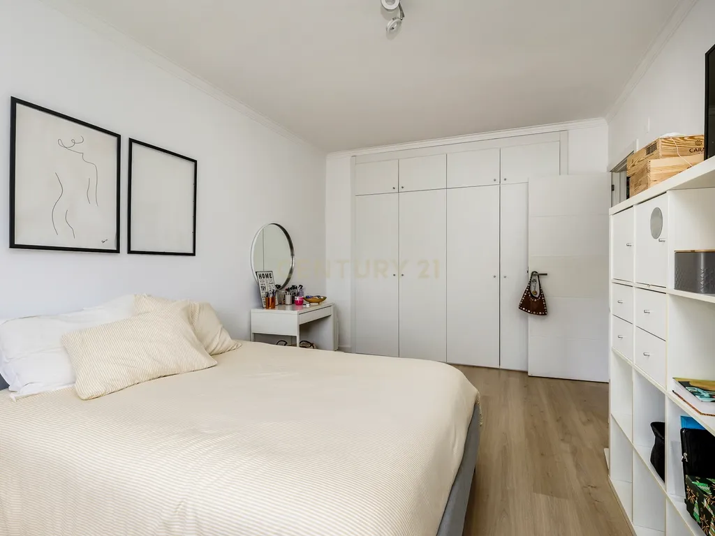 Apartamento T3 Remodelado em Massamá (Rua Miguel Torga) - Image 14