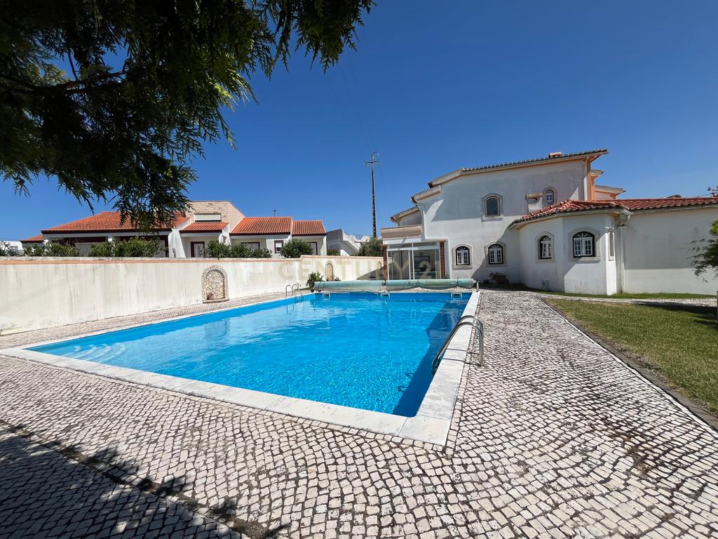 Moradia com 5 quartos em Vale Covo, Bombarral, com jardim, piscina, barbecue, adega e várias zonas de lazer - Image 1