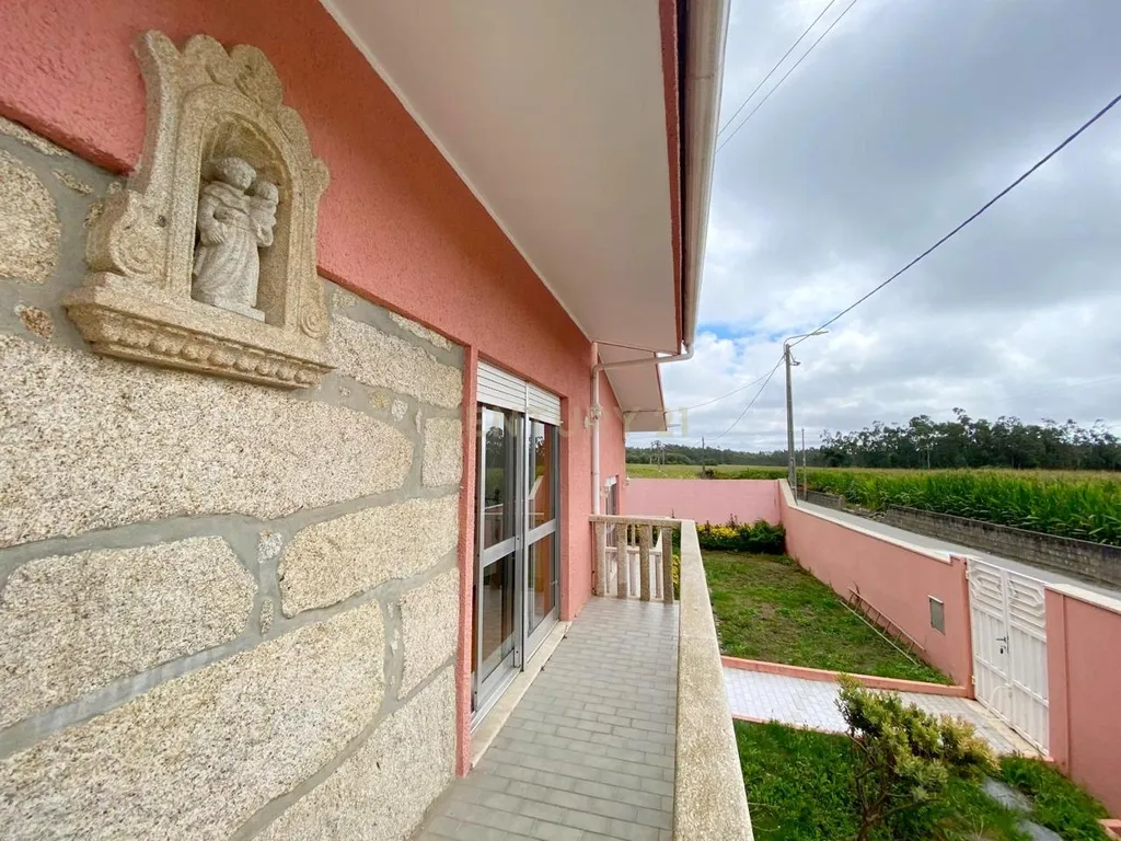 Moradia de Sonho Independente com 4 Frentes em Granito – Privacidade, Espaço e Conforto - Image 12