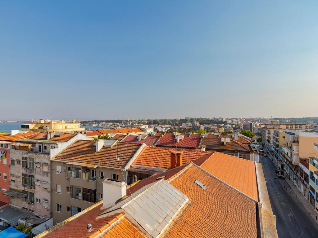 T1 Remodelado com Terraço e Vista Fantástica – Rua Dom Sancho I, Almada - Image 23
