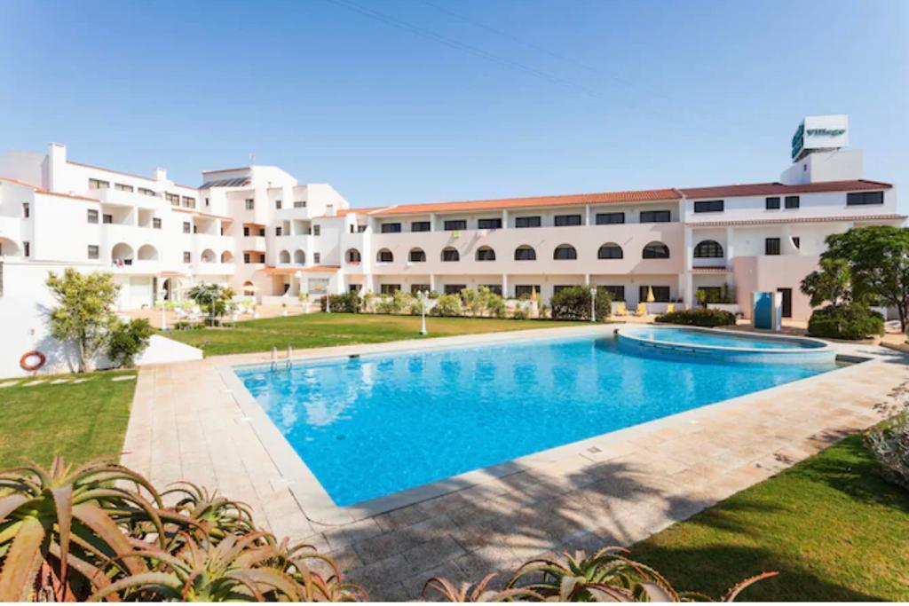 Apartamento T2 Mobilado Condomínio Fechado - Sagres. - Image 6