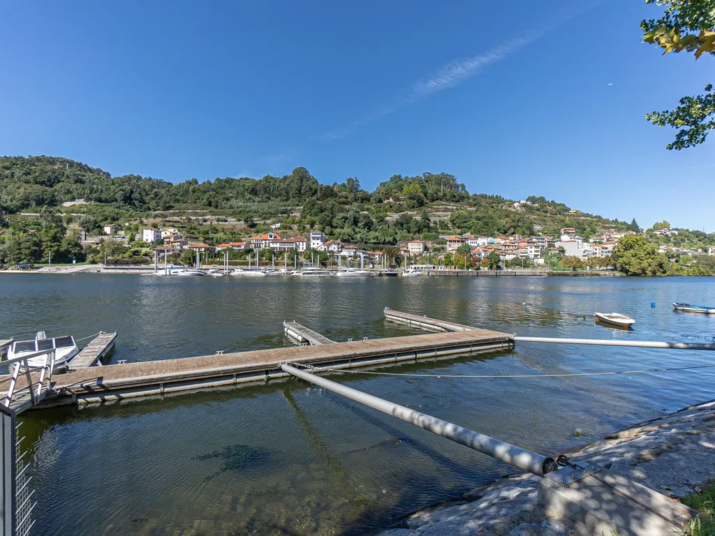 Moradia Térrea V3 na primeira linha dos Rios Douro e Tâmega com amplo jardim e garagem - Image 26