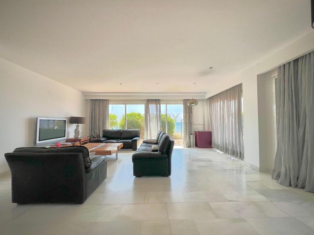 Casa con vistas al mar en primera línea – Urbanización Bahía de Estepona - Image 2