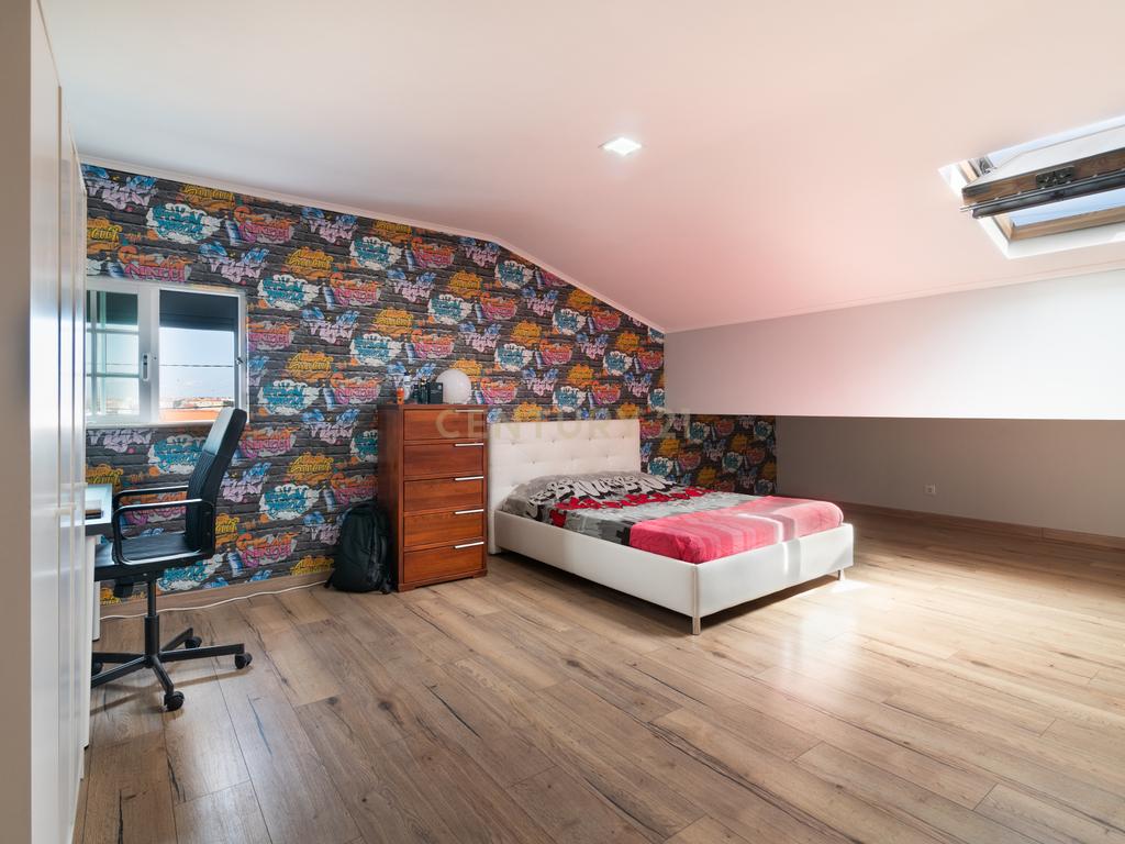 Moradia T4 com piscina e garagem junto às Colinas do Cruzeiro - Image 31