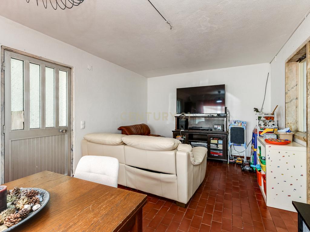 Moradia bifamiliar T4+1 em Pinheiro de Loures, com vistas desafogadas, jardim, pátio, varanda e terraço - Image 31