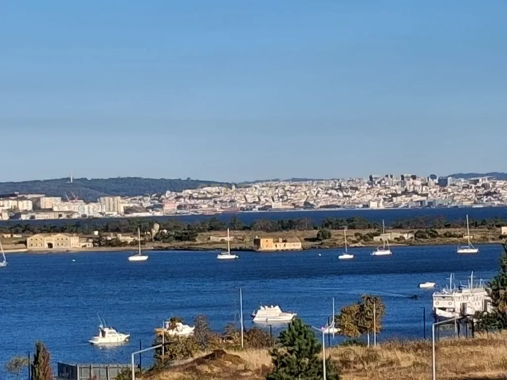 ✨ T3 de Excelência com Vista para a Baía do Seixal, Ponte 25 de Abril e Lisboa - Image 2