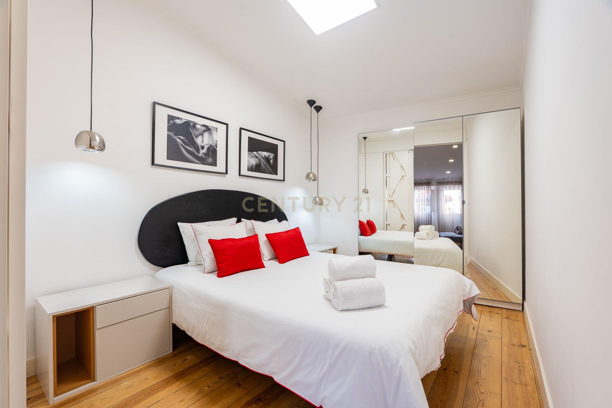 Fotografia 9 de Investir em Alfama – T1 renovado, último piso, vista de rio, em zona de forte procura