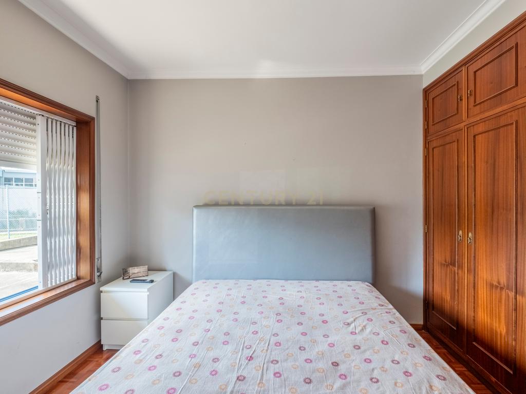 Apartamento T2 de excelentes áreas em Serzedo - Image 12