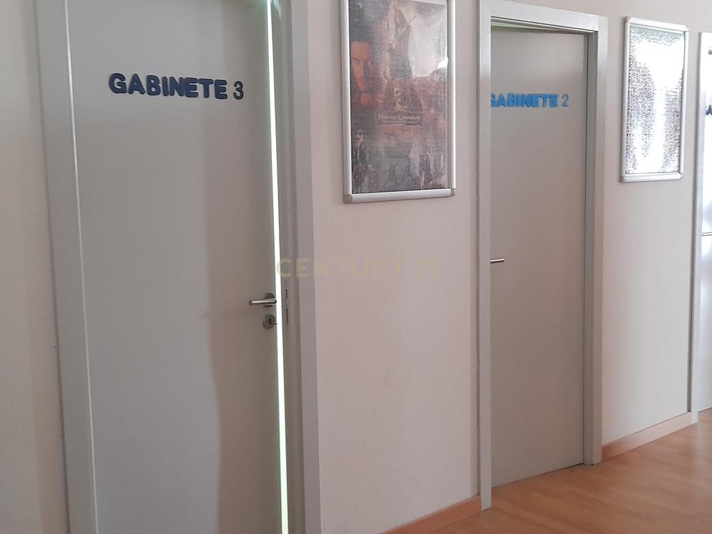 Grandioso Centro de Estudos em pleno funcionamento com diversos serviços no concelho de Matosinhos, Porto - Image 25