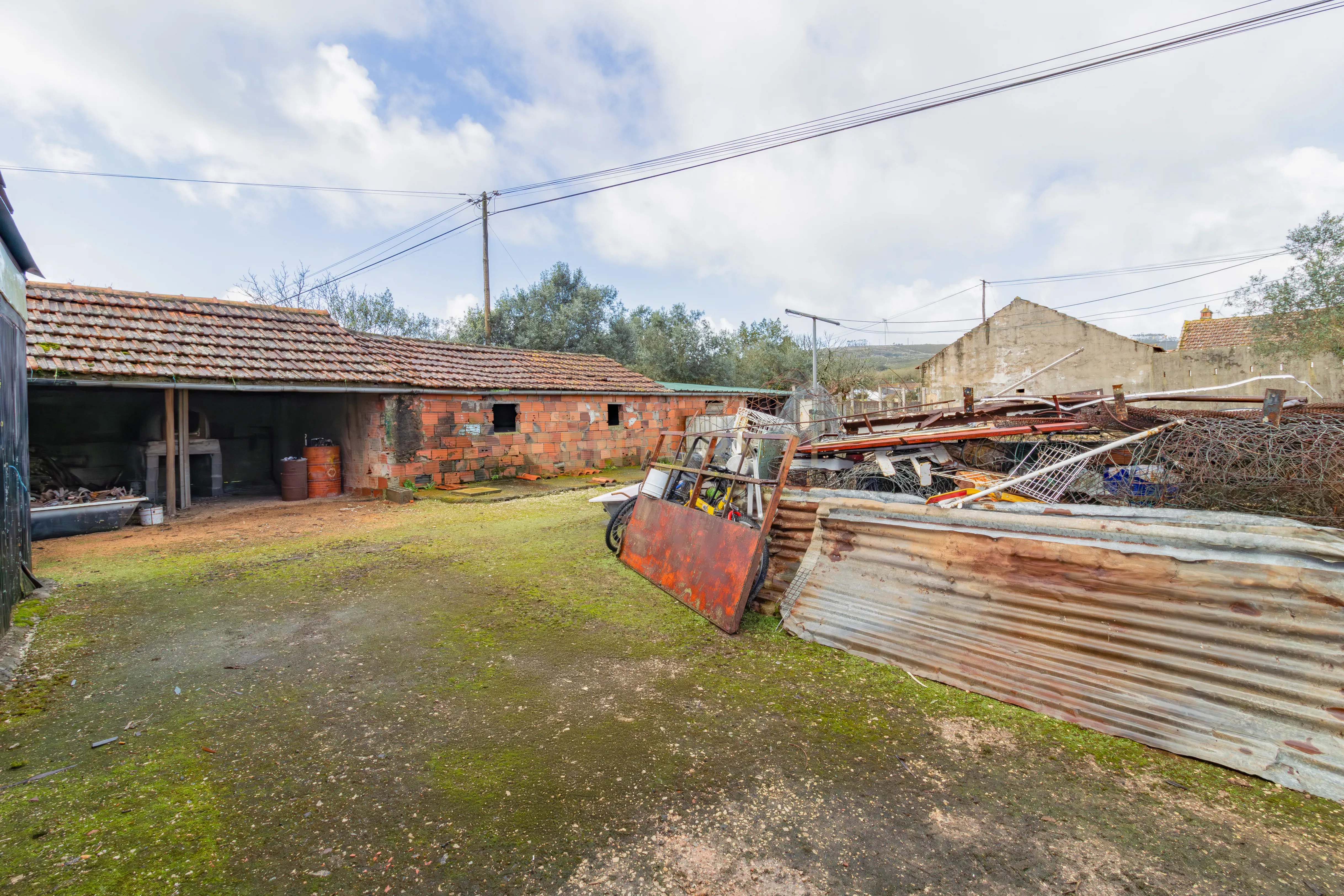 Moradia Isolada T3 em Arrimal, Porto de Mós – Com Terreno, Garagem e Anexos - Image 24
