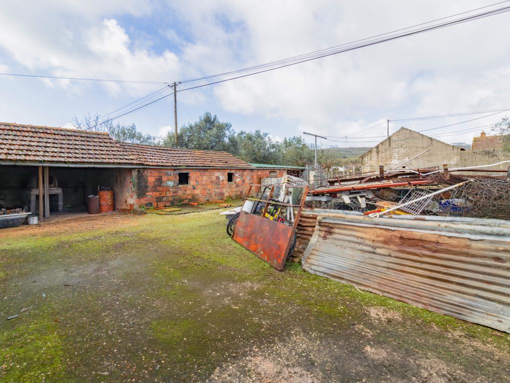Moradia Isolada T3 em Arrimal, Porto de Mós – Com Terreno, Garagem e Anexos - Image 24