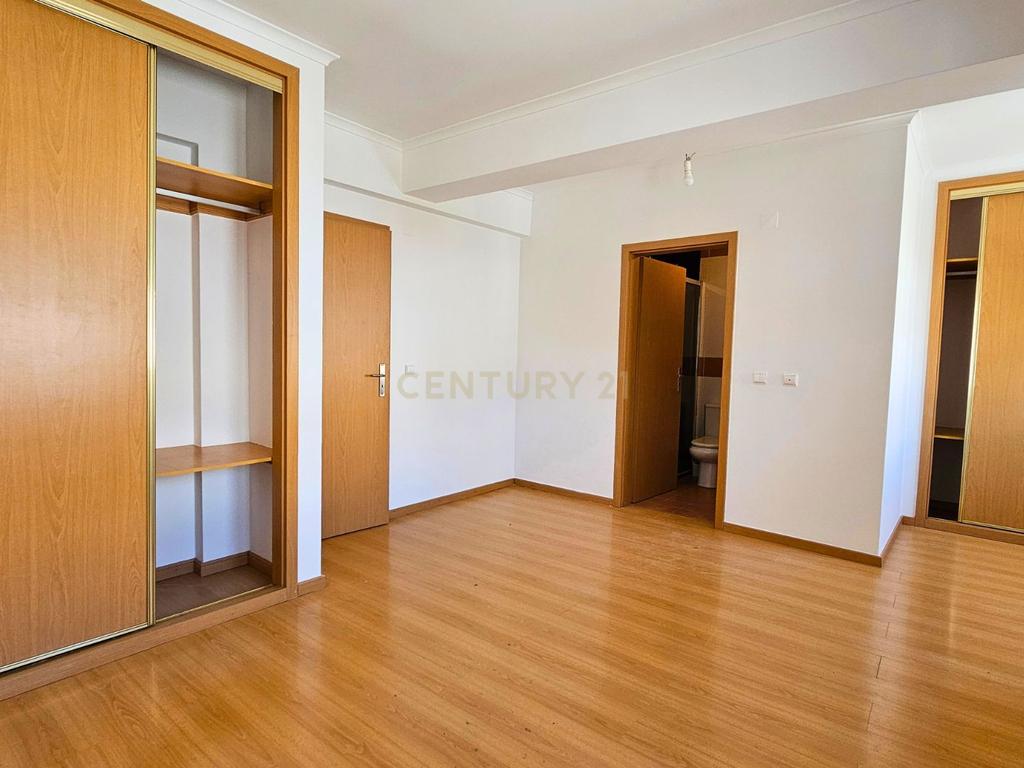 Moradia T4 em Oeiras para arrendar com garagem e terraço - Image 3