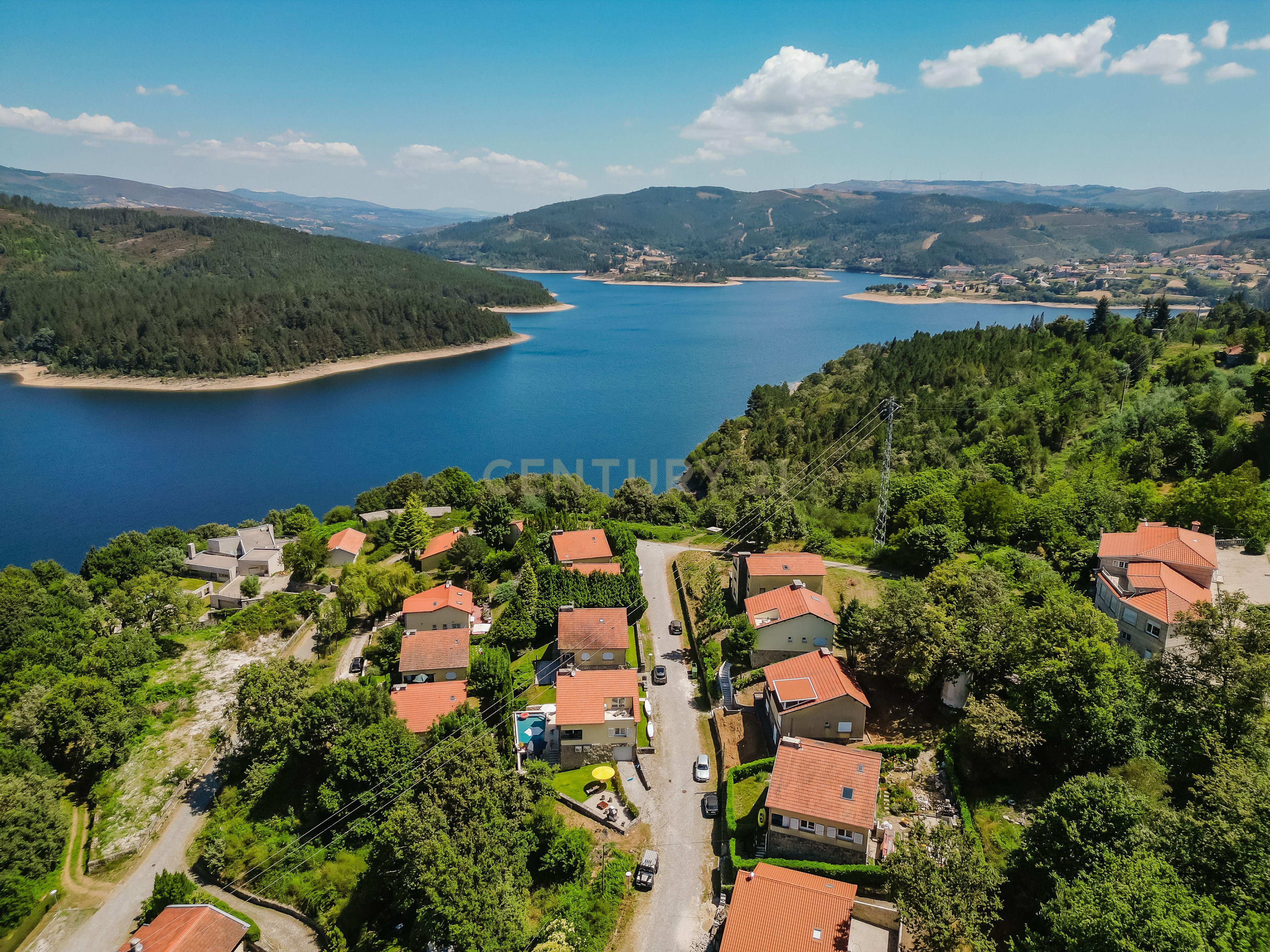 Casa Exuberante T4 com Piscina e Jacuzzi junto ao Rio na zona do Gerês - Image 29