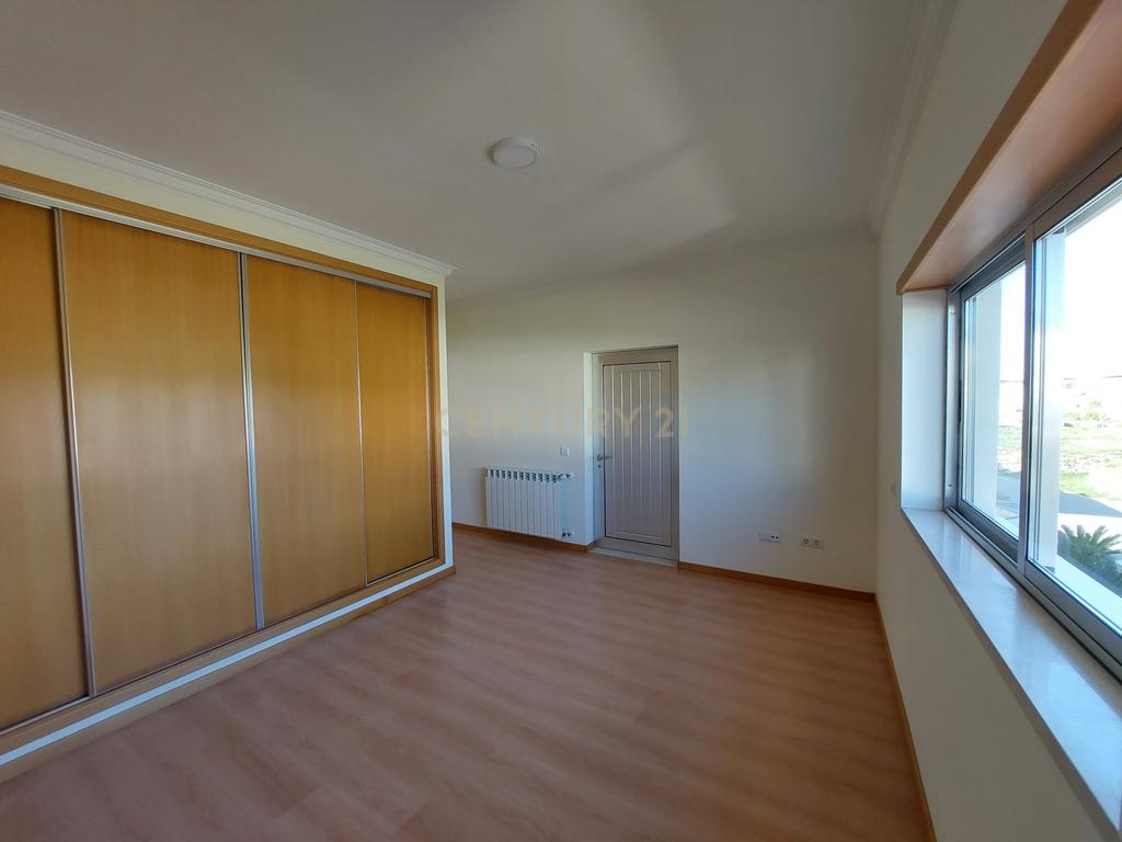 Moradia T4 de 3 Pisos com Piscina e Jardim - Image 19