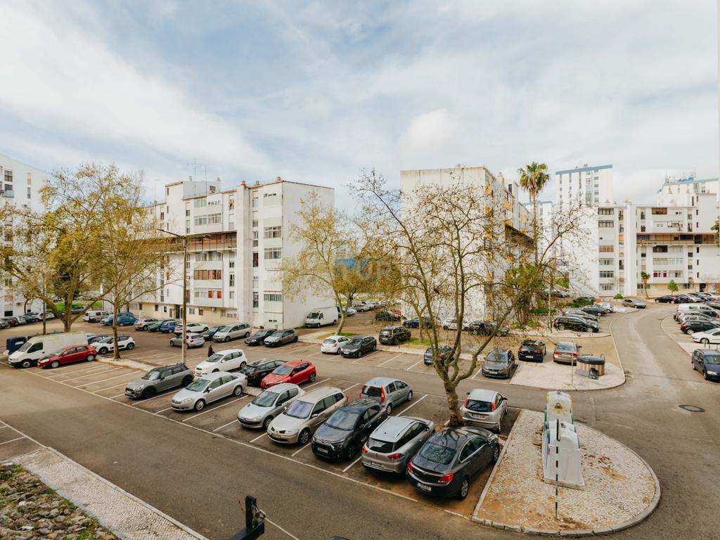 Apartamento T2 Renovado em Miratejo - Image 24