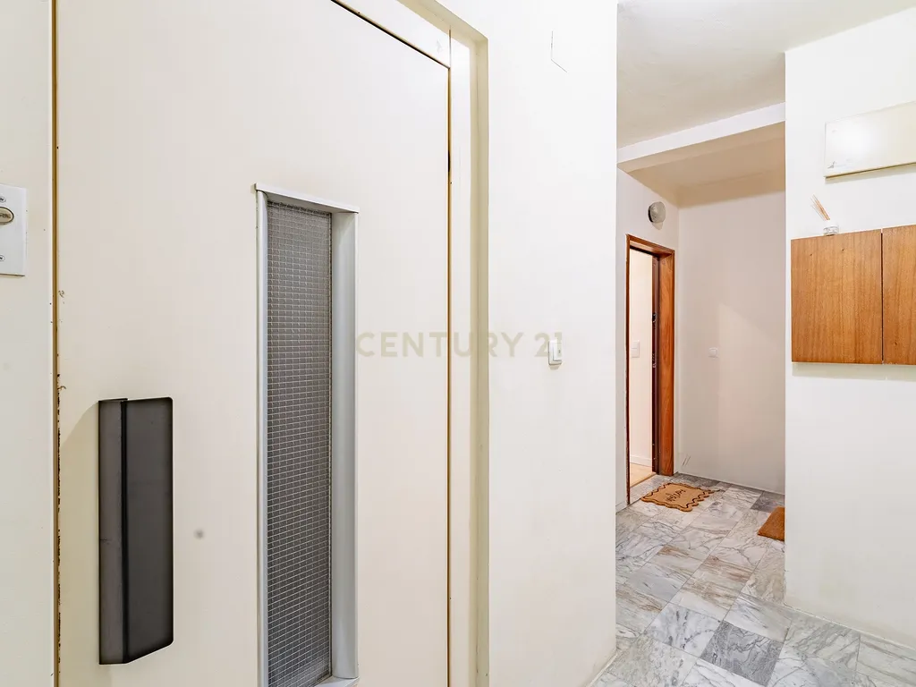 Apartamento T2 Remodelado na Torre da Marinha - Image 33