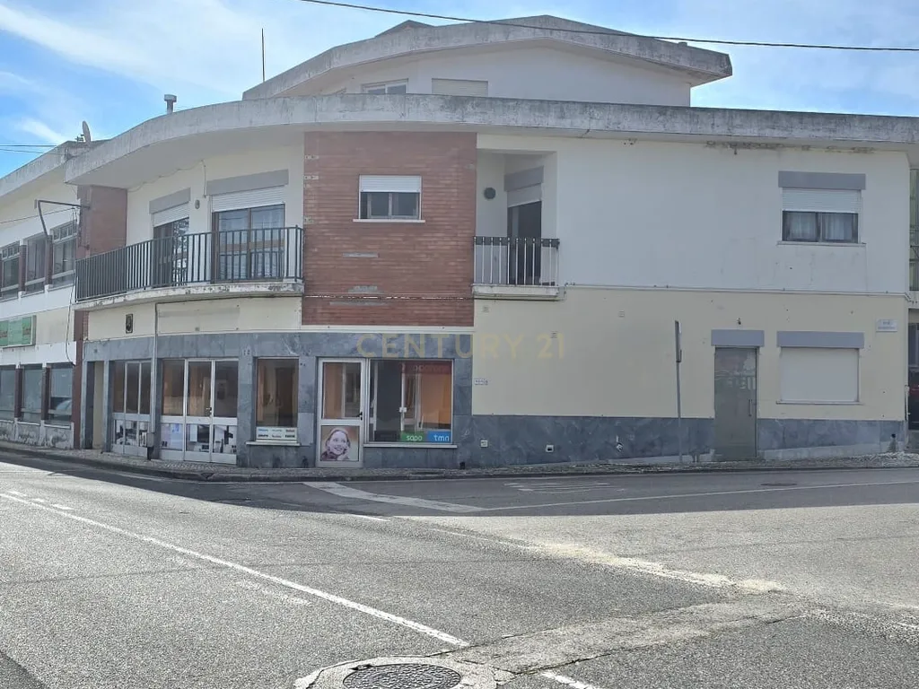 Moradia T3 + T1 + Espaço Comercial – Oportunidade Única no Centro da Vieira de Leiria - Image 4
